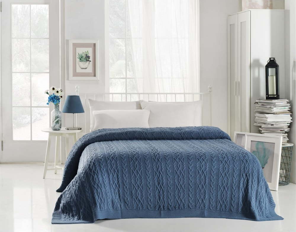 Atramentově modrý přehoz přes postel s příměsí bavlny Homemania Decor Knit