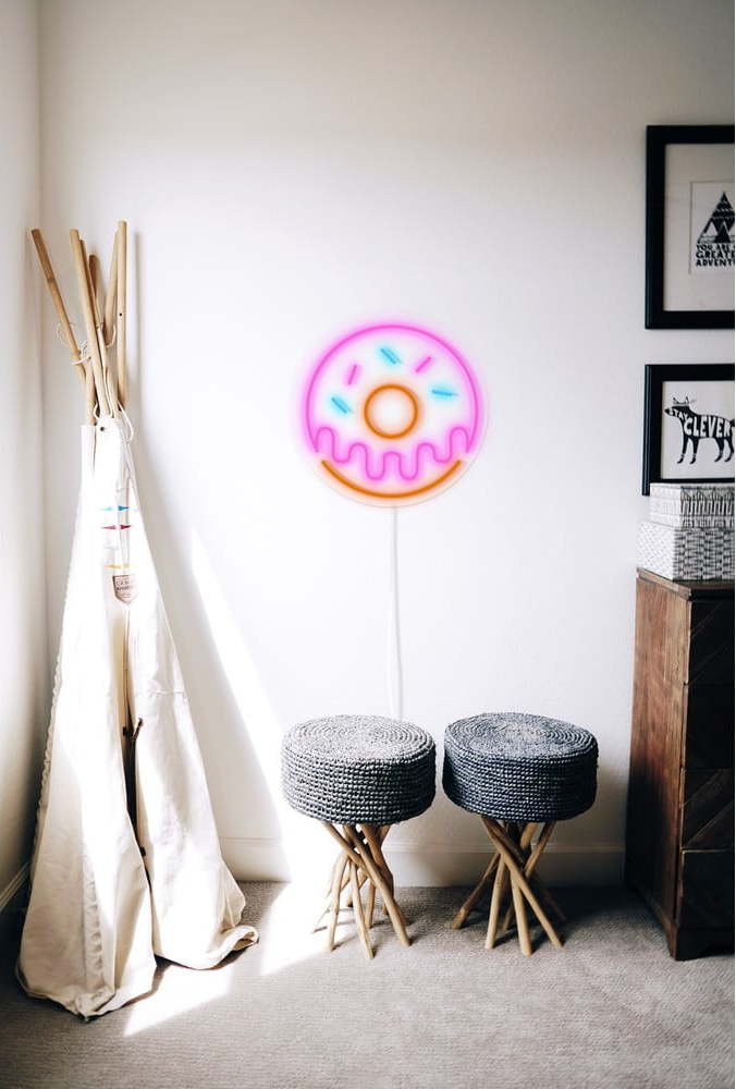 Růžová nástěnná svíticí dekorace Candy Shock Donut