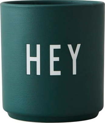 Tmavě zelený porcelánový hrnek Design Letters Favourite Hey Design Letters