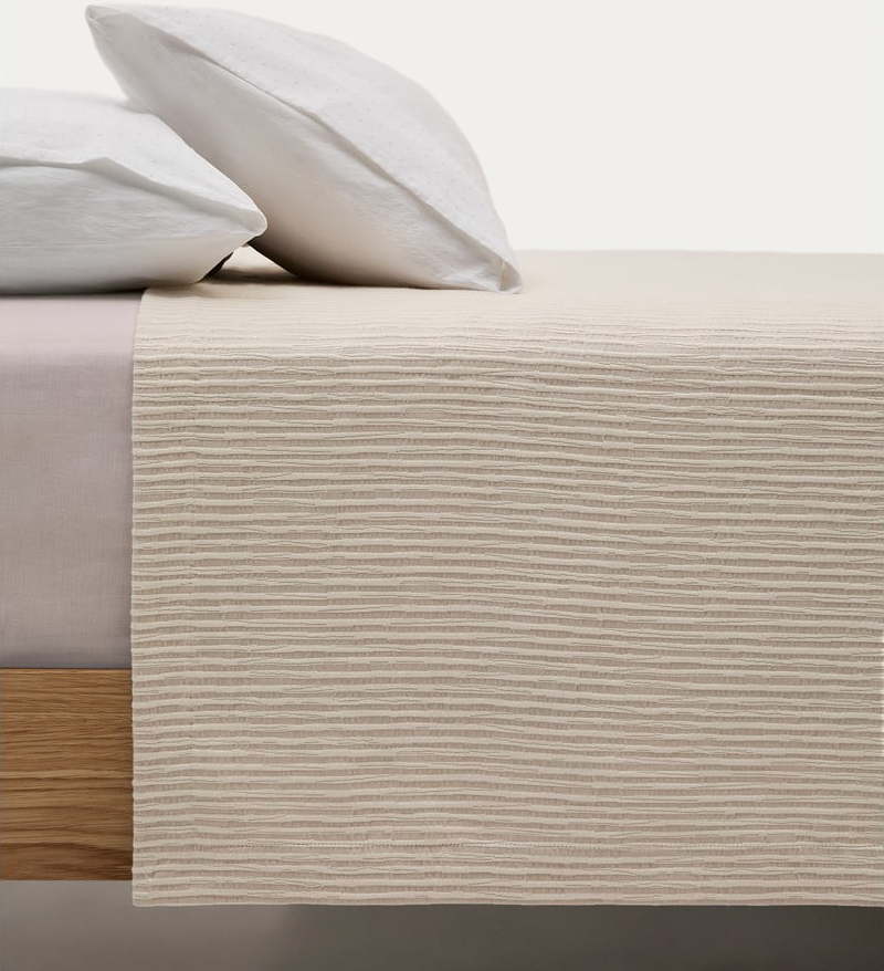 Béžový prošívaný přehoz z žakáru 240x260 cm Vindi – Kave Home Kave Home