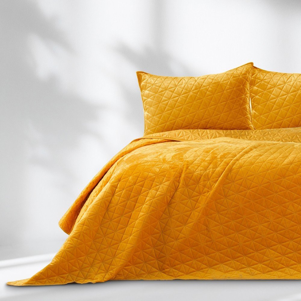 Žlutý sametový prošívaný přehoz 260x280 cm Laila – AmeliaHome Restilo